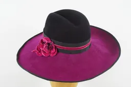 Two-toned wide brimmed velour in a striking colour combination.