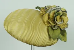 Fascinator aus texturiertem Seidenstoff in Gold mit einem Trio von Rosen und Blättern aus italienischer Seide.