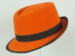 Orangefarbener Velour Trilby mit Dekoration aus Nadelstreifen auf Anthrazit